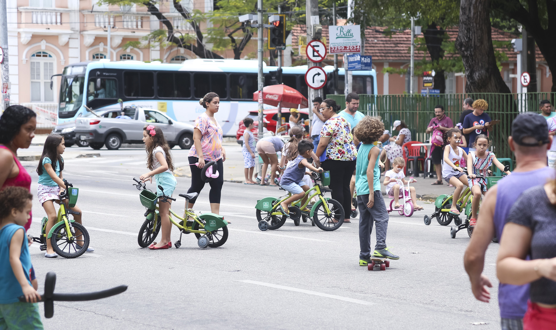 crianças andando de bicicleta